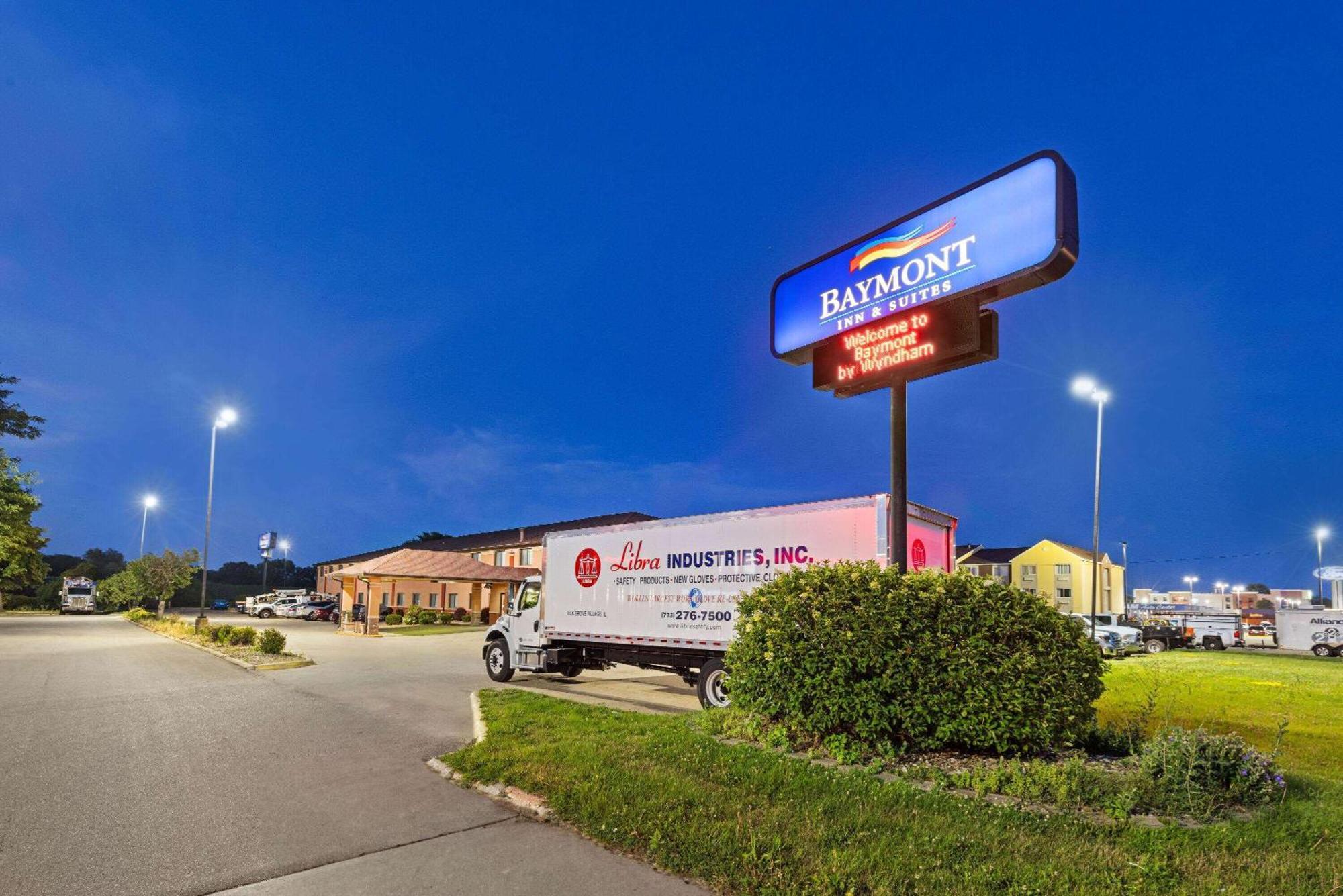 Baymont By Wyndham Waterloo Hotel Exterior photo